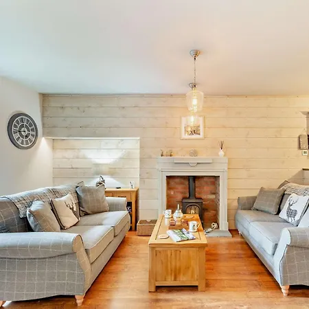 Holiday home 2 Bed In 95452