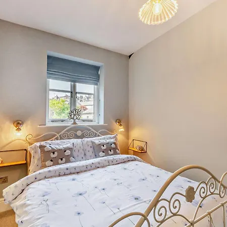 2 Bed In 95452 Holiday home